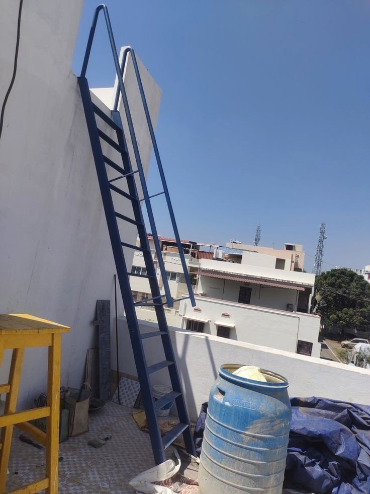 سلم حديد خارجي مع دعامة