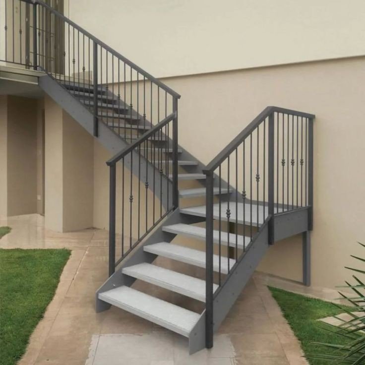 سلم حديد خارجي تصميم كلاسيكي