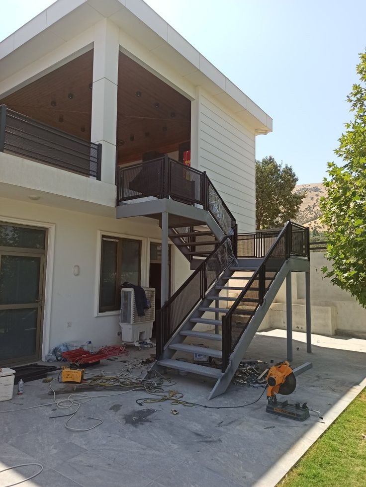 سلم حديد خارجي مقاوم للعوامل الجوية