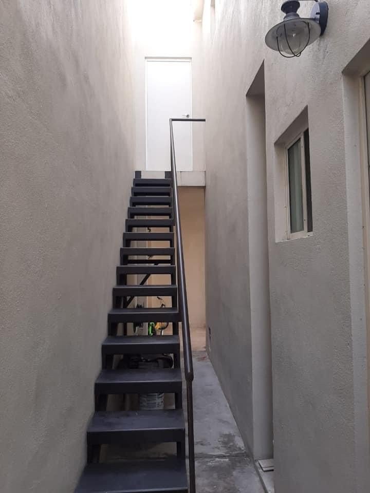 سلم حديد خارجي بتصميم ديكور