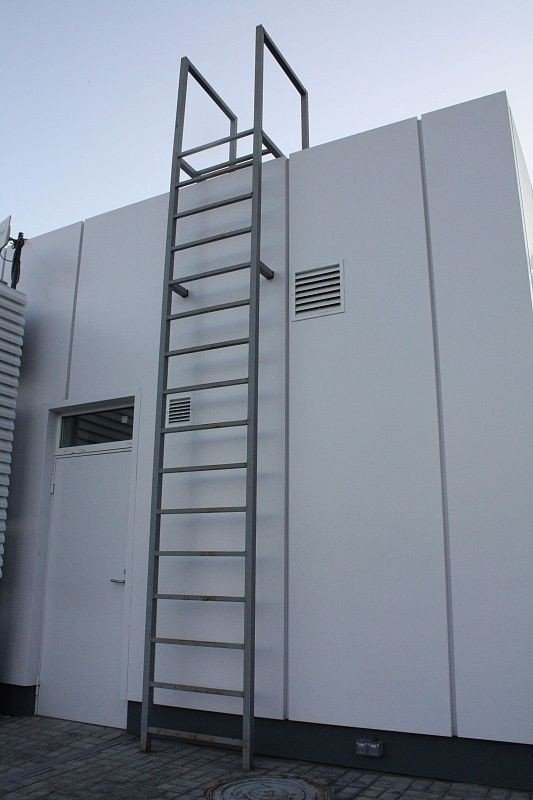 سلم حديد قصير خارجي