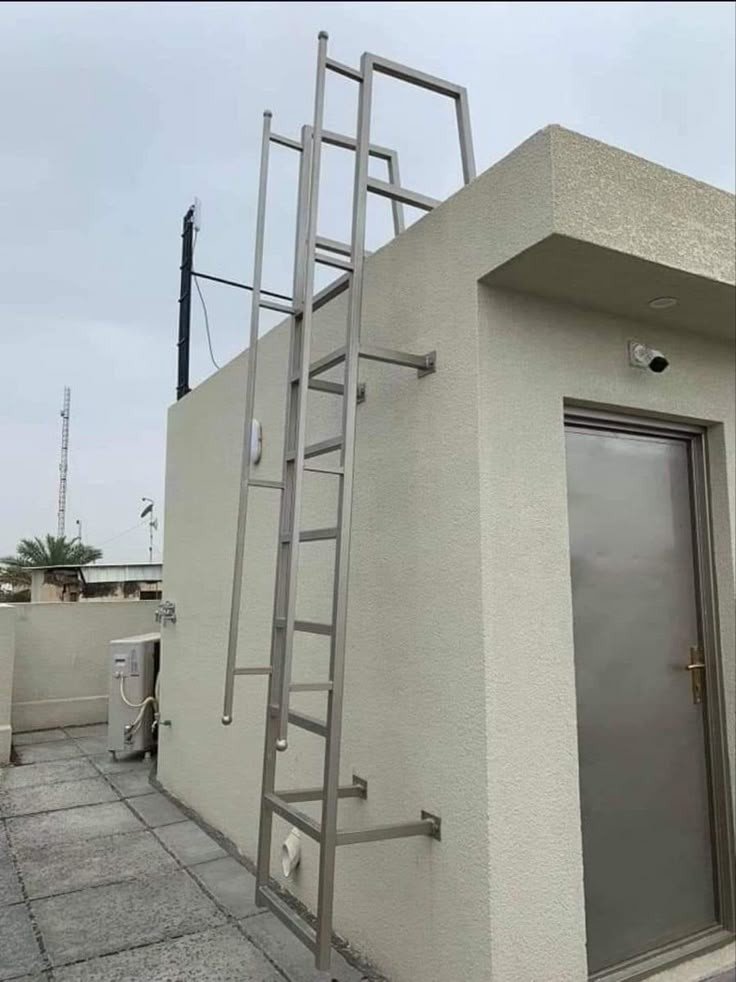 سلم حديد خارجي في الدمام